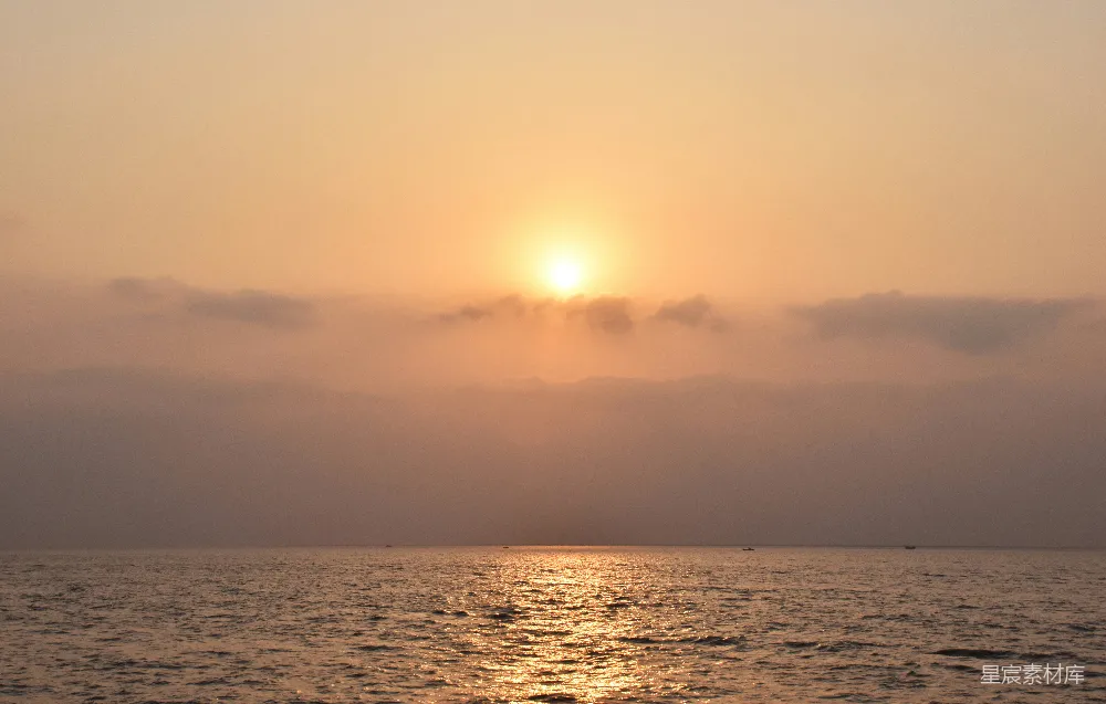 高清摄影 cloudy天下的海面上太阳正在 Setting落下