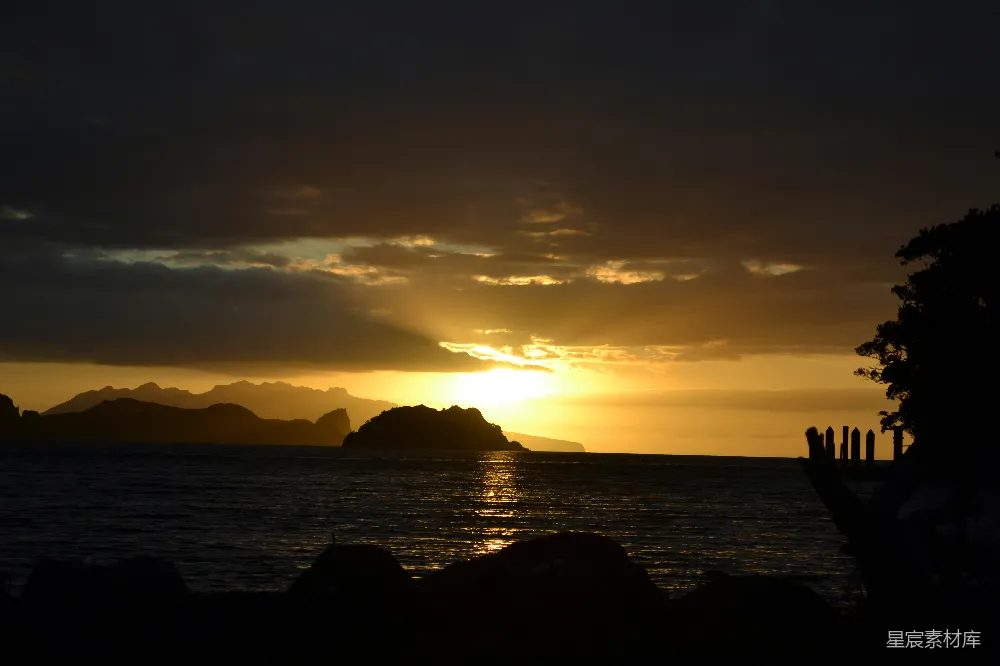 高清摄影 夕阳映照在一片水域之上