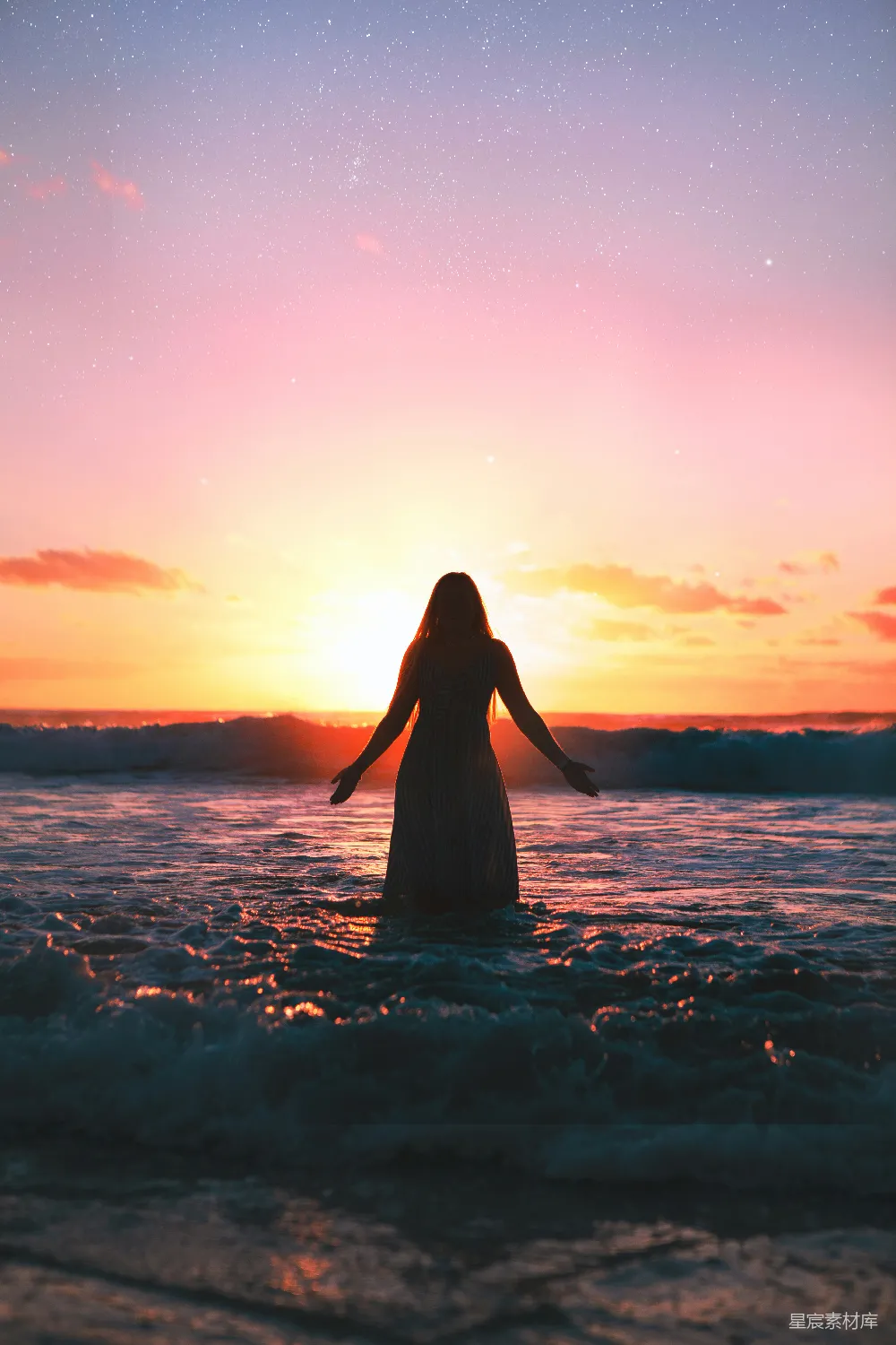 高清摄影 白色连衣裙的女人站在海边，在夕阳西下时。