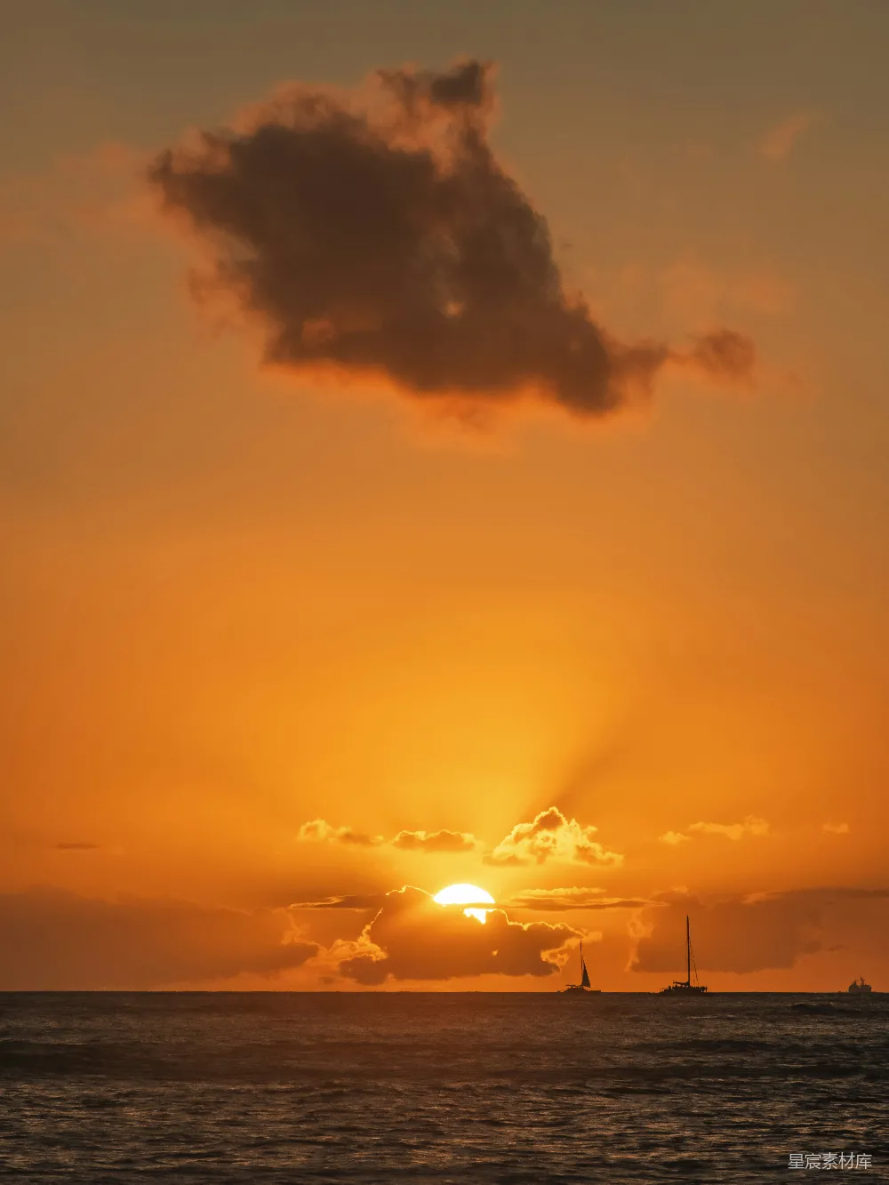 高清摄影 夕阳下海滩上的人影轮廓