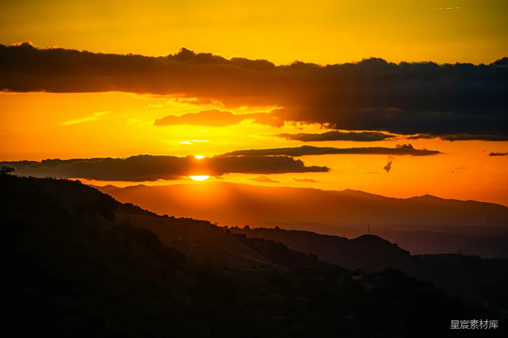 高清摄影 山峦之上，夕阳西下