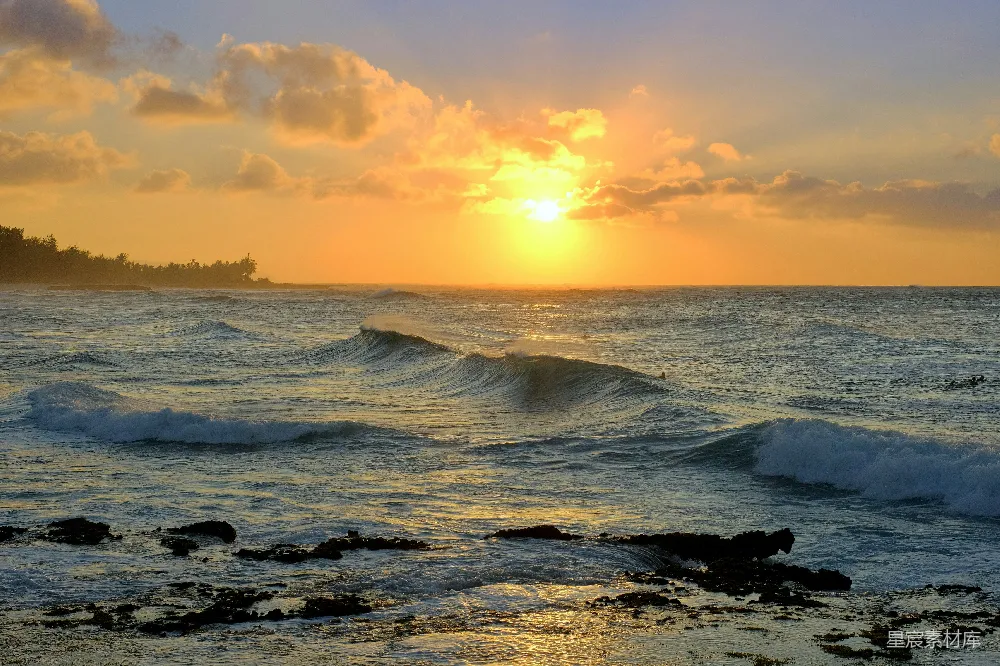 高清摄影 夕阳西下，海面上波涛汹涌。