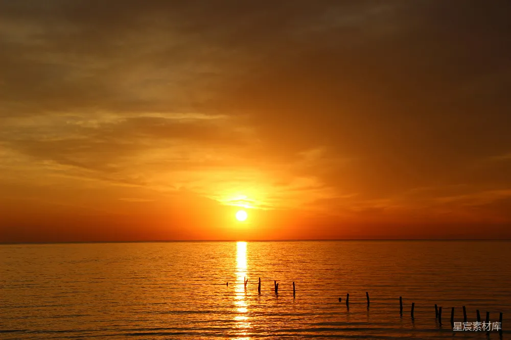 高清摄影 夕阳西下，映照在一片水域之上