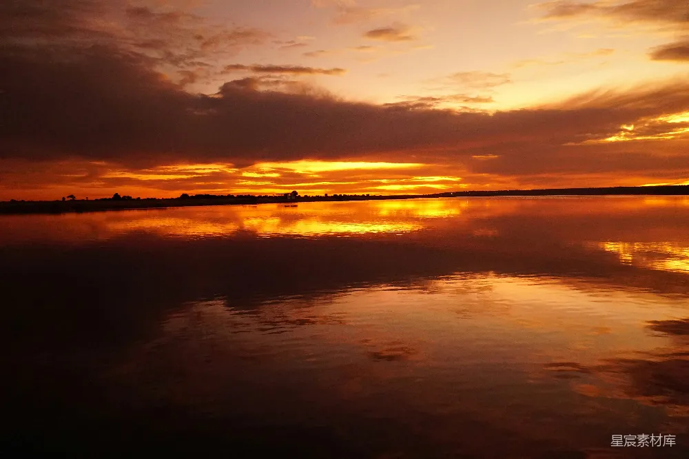 高清摄影 夕阳落在一片平静的湖上