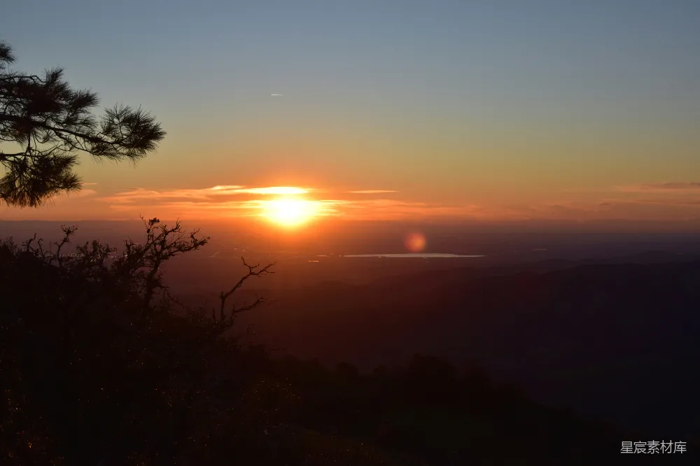 高清摄影 山峦之上，夕阳西下