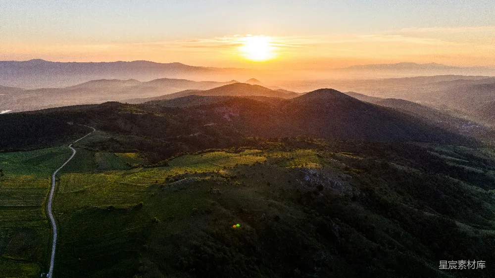 高清摄影 山峦之上夕阳西下