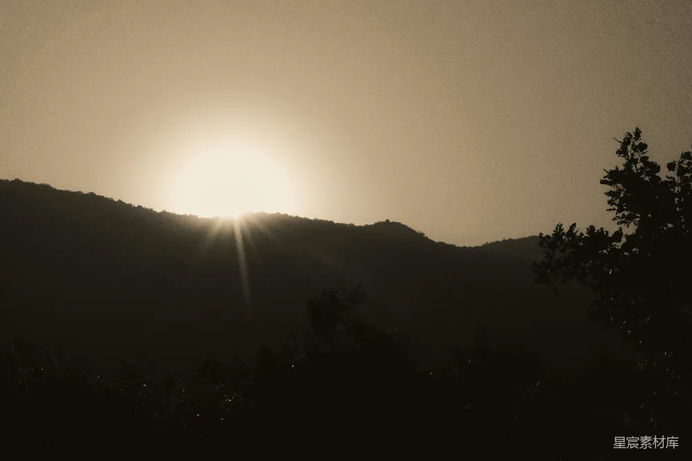 高清摄影 一张黑白照片中夕阳落下山头
