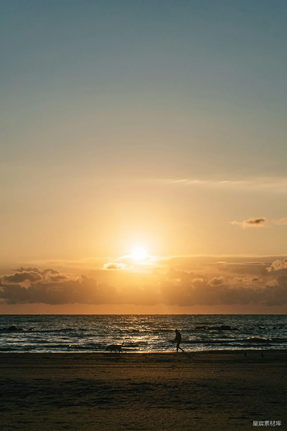 高清摄影 夕阳下海滩上的人影轮廓