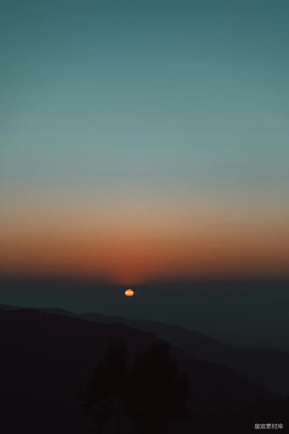 高清摄影 山峦之上，夕阳西下