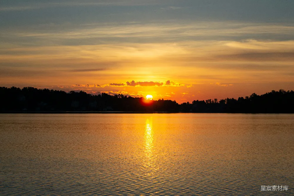 高清摄影 夕阳西下，落在一片水域之上