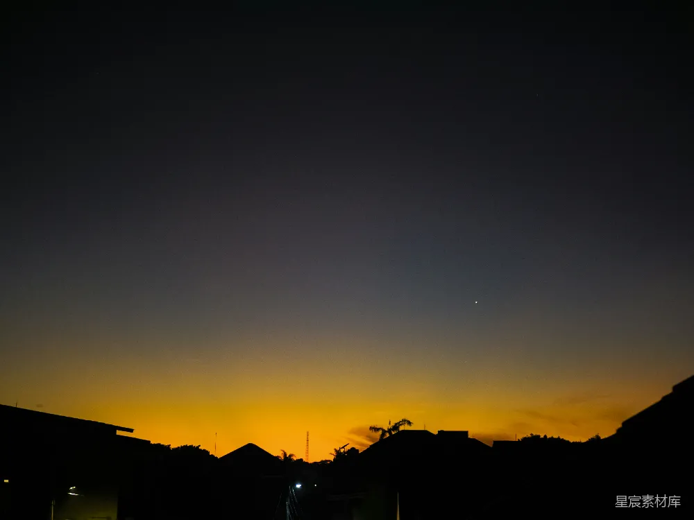 高清摄影 天边的夕阳照耀着一些房子。