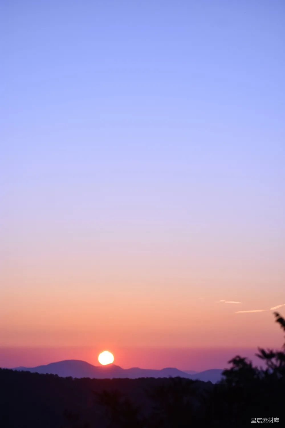高清摄影  山峦之上夕阳西下
