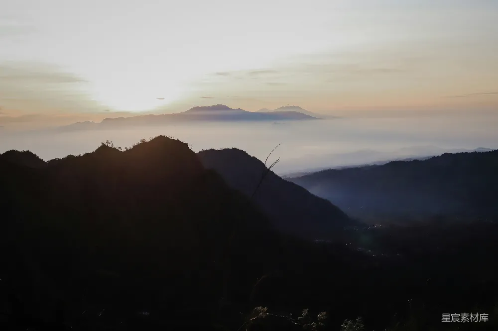 高清摄影 山峦之上夕阳西下