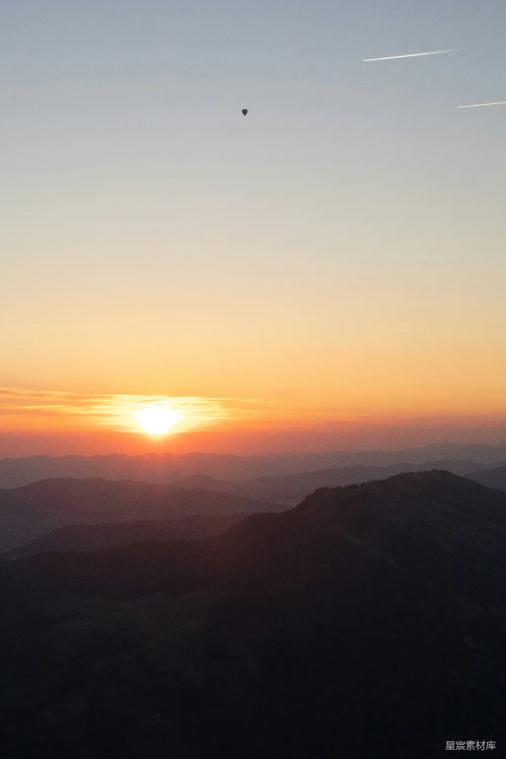 高清摄影 山峦之上，夕阳西下