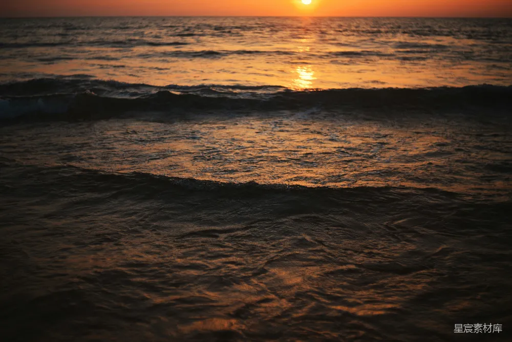 高清摄影 夕阳落下海浪之上