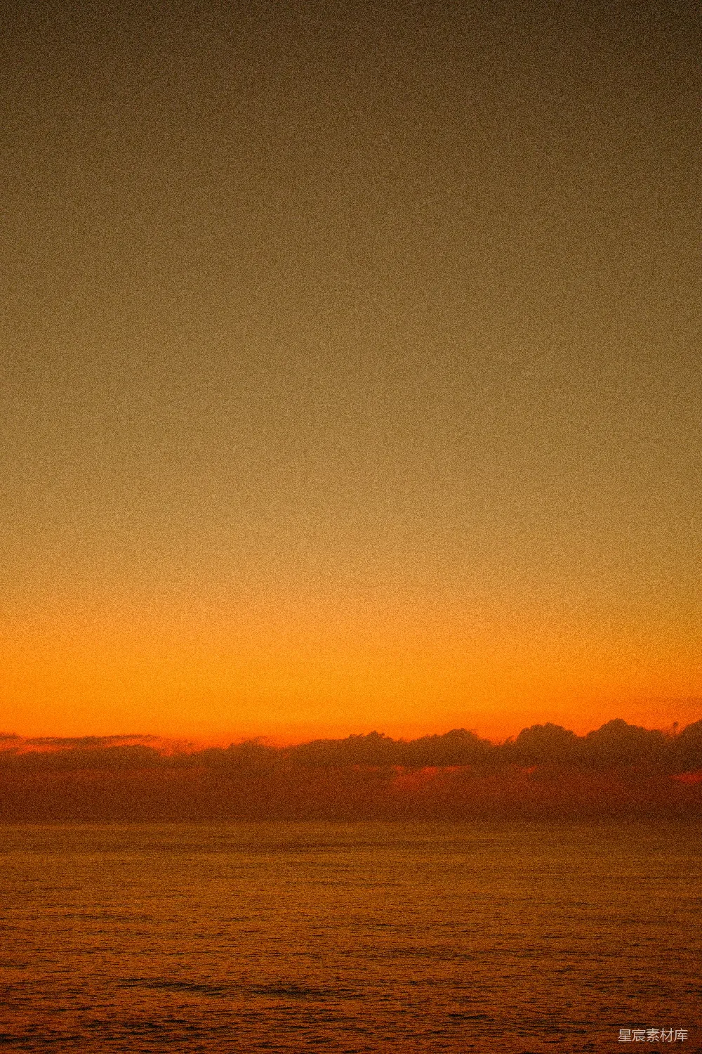 高清摄影 一架飞机在黄昏时飞越一片水域上空