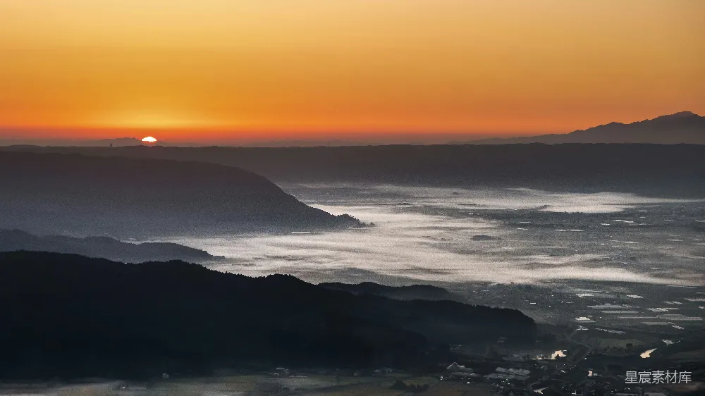 高清摄影 山峦之上，夕阳西下