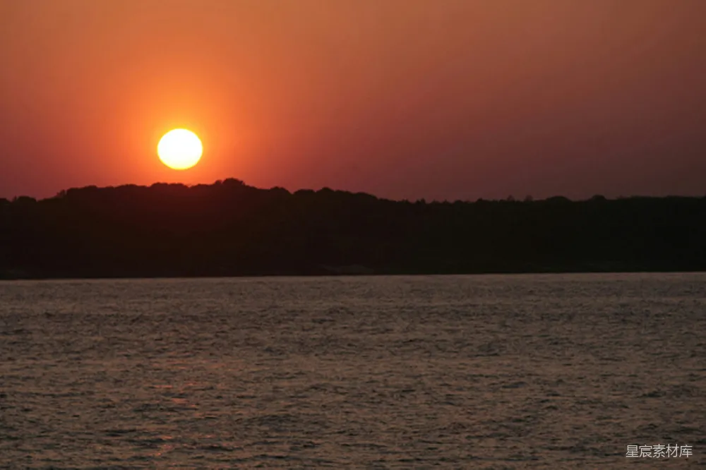 高清摄影 夕阳落在这片水域之上