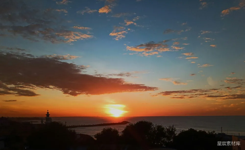 高清摄影 夕阳落下在一片水域之上