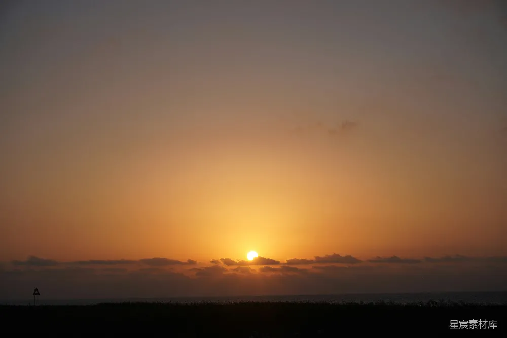 高清摄影 夕阳西下，映照着大海的边缘。