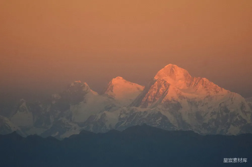 高清摄影 夕阳下雪覆盖的山景