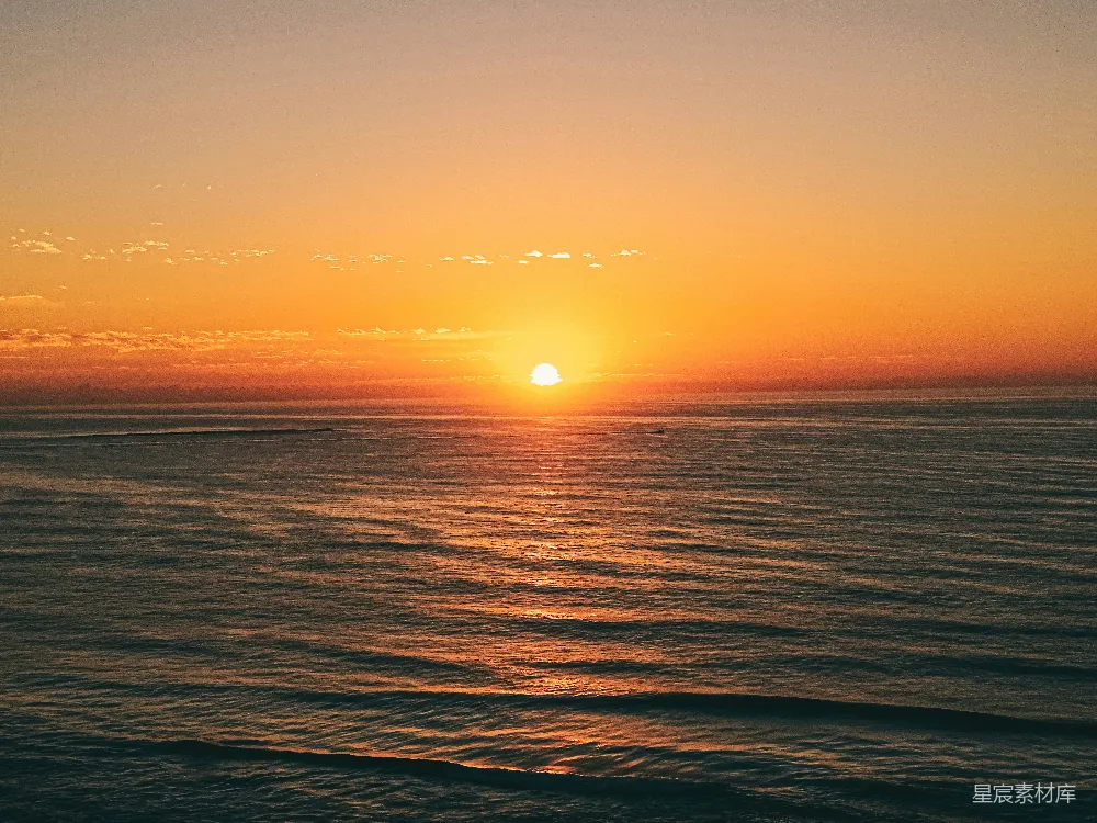 高清摄影 夕阳下的海洋，背景是太阳湾。