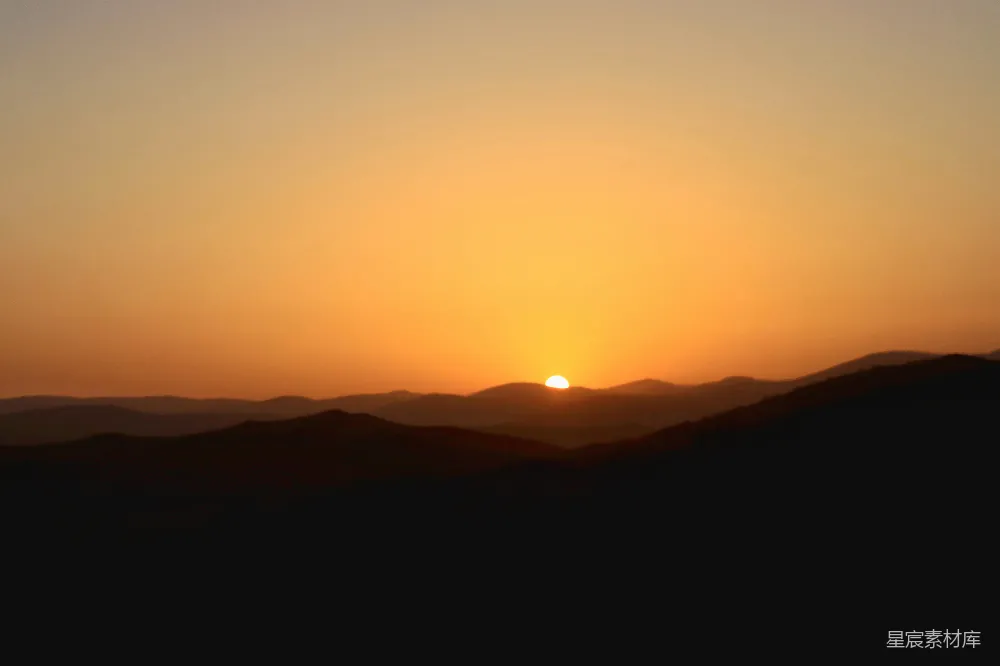 高清摄影 山峦之上，夕阳西下