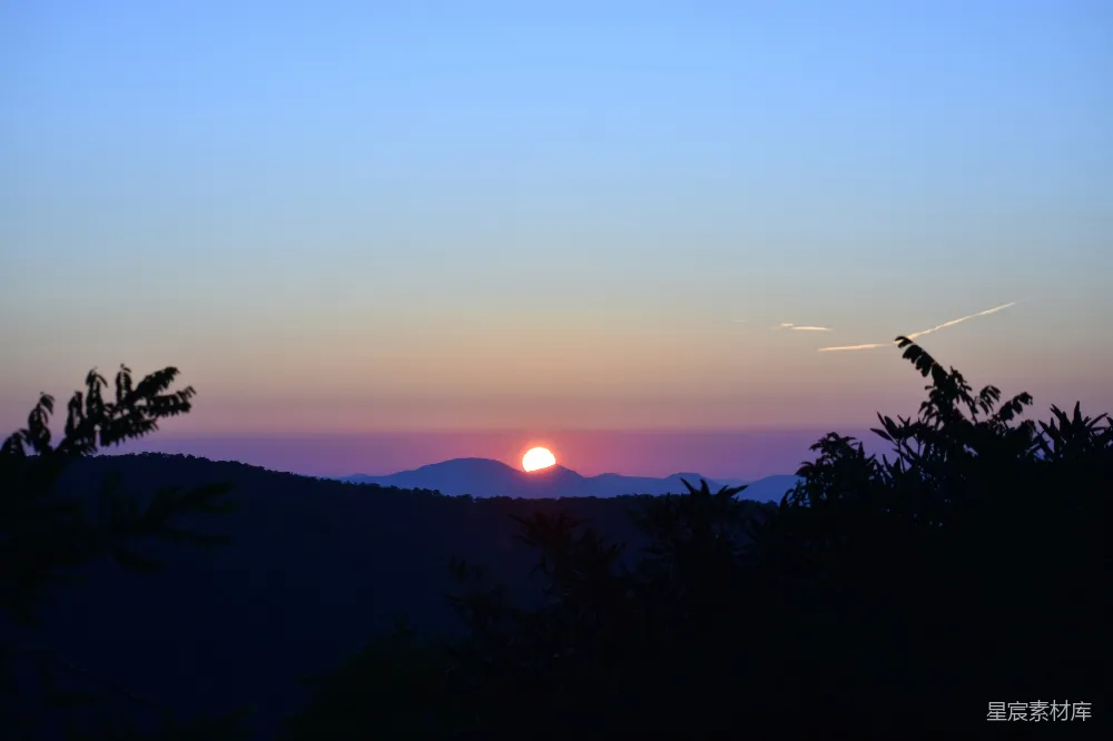 高清摄影 山峦之上夕阳西下