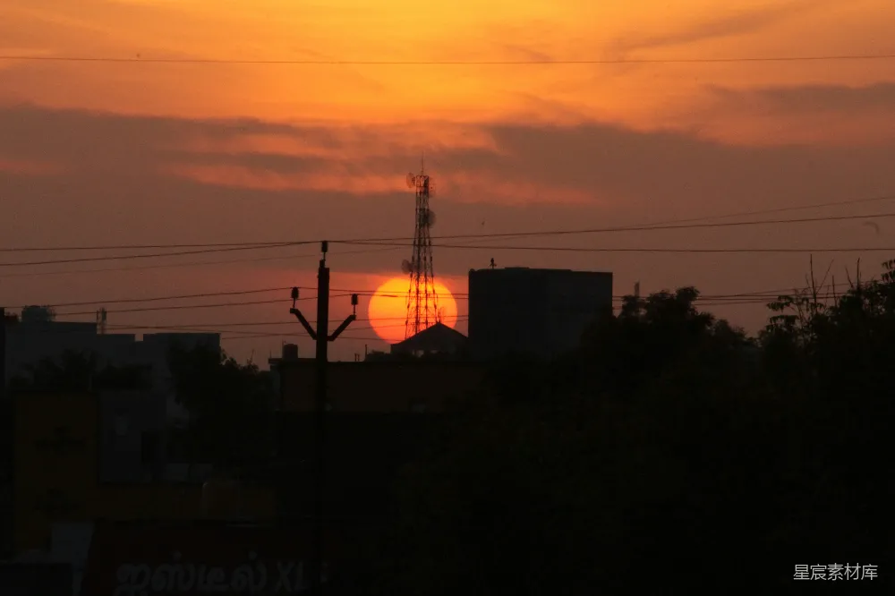 高清摄影 夕阳西下，城市天际线 illuminated.