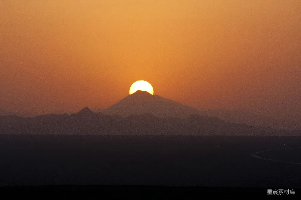 高清摄影 山峦之上，夕阳西下