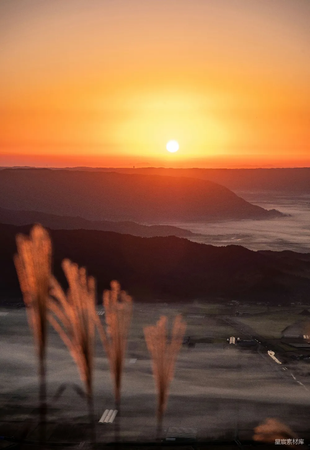 高清摄影 山峦之上，夕阳西下