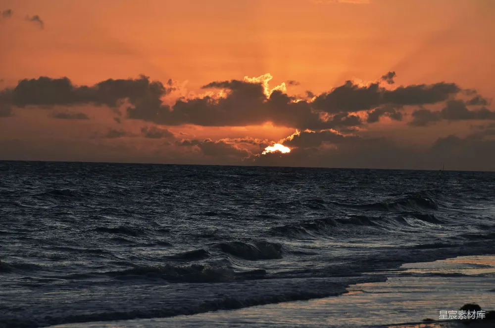 高清摄影 夕阳下海浪拍打在岸边