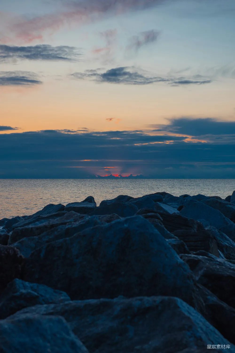 高清摄影 夕阳落下海平线上的岩石。