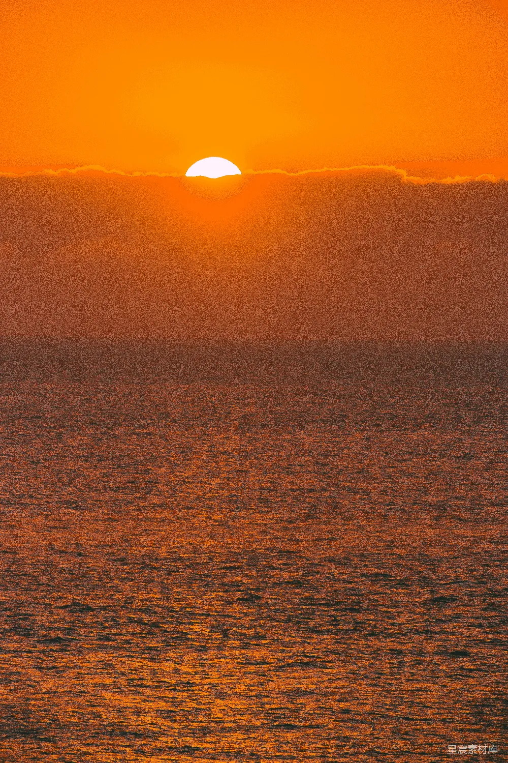 高清摄影 背景中有一处广阔的水域，夕阳西下。