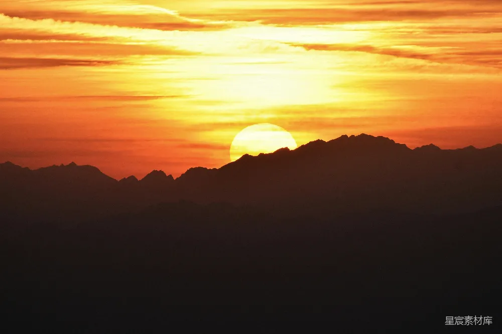 高清摄影 山峦之上夕阳西下