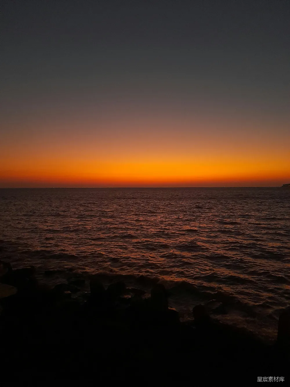 高清摄影 自然 晴天里太阳正沉落在海面上。