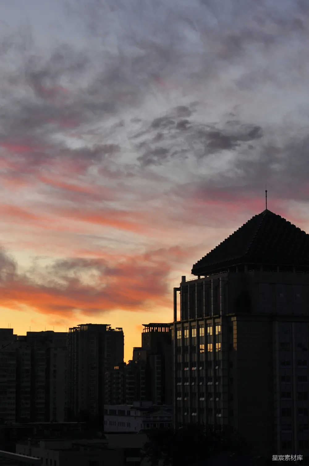 高清摄影 城市中高楼大厦的夕阳美景