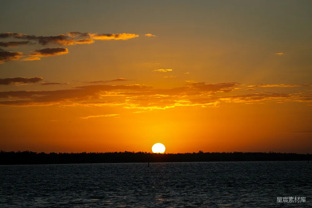 高清摄影 夕阳下的水面