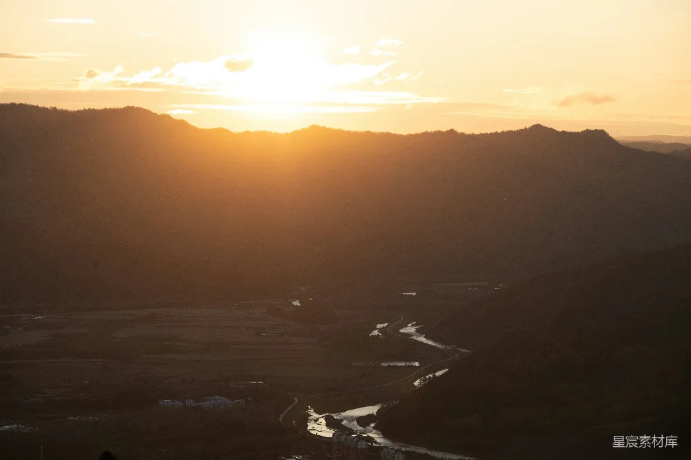 高清摄影 夕阳西下在一座山间的山谷中