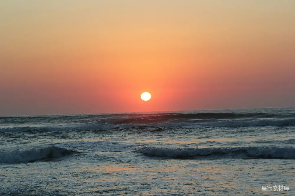 高清摄影 海滩上日落时的海浪