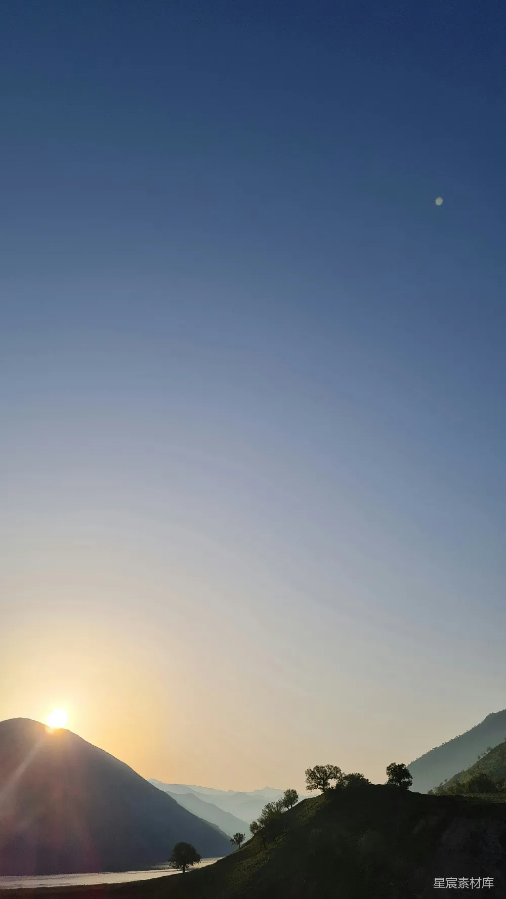 高清摄影 山峦之上，夕阳西下