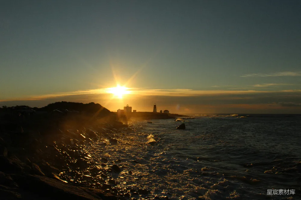 高清摄影 一个有灯塔的海滩，夕阳西下
