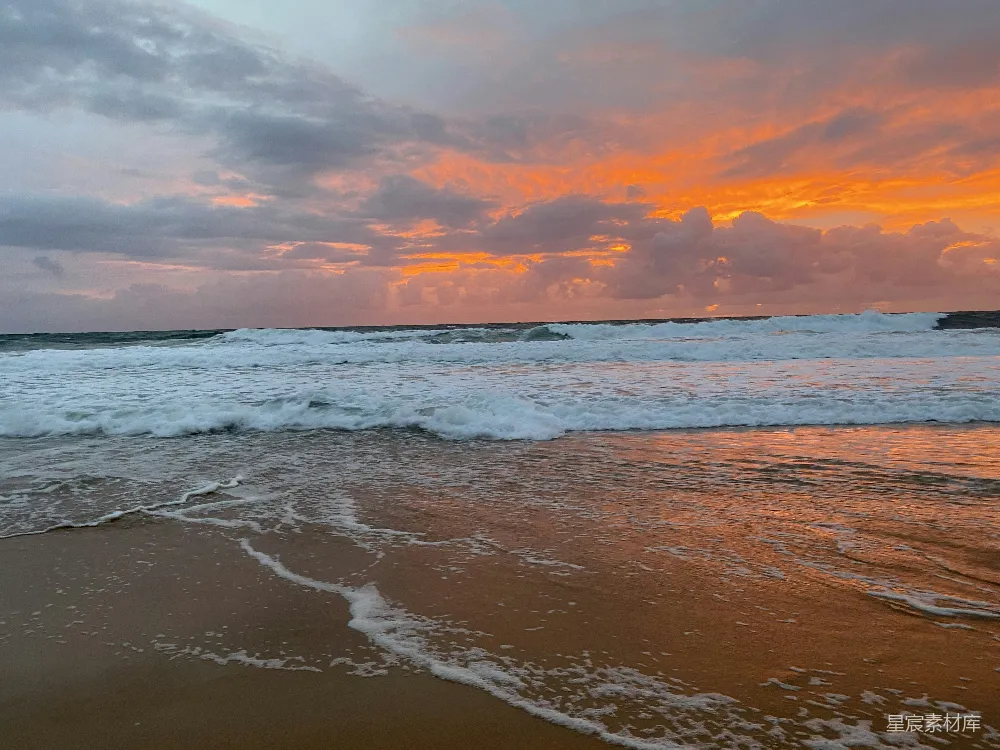 高清摄影 夕阳下海浪拍打在岸边