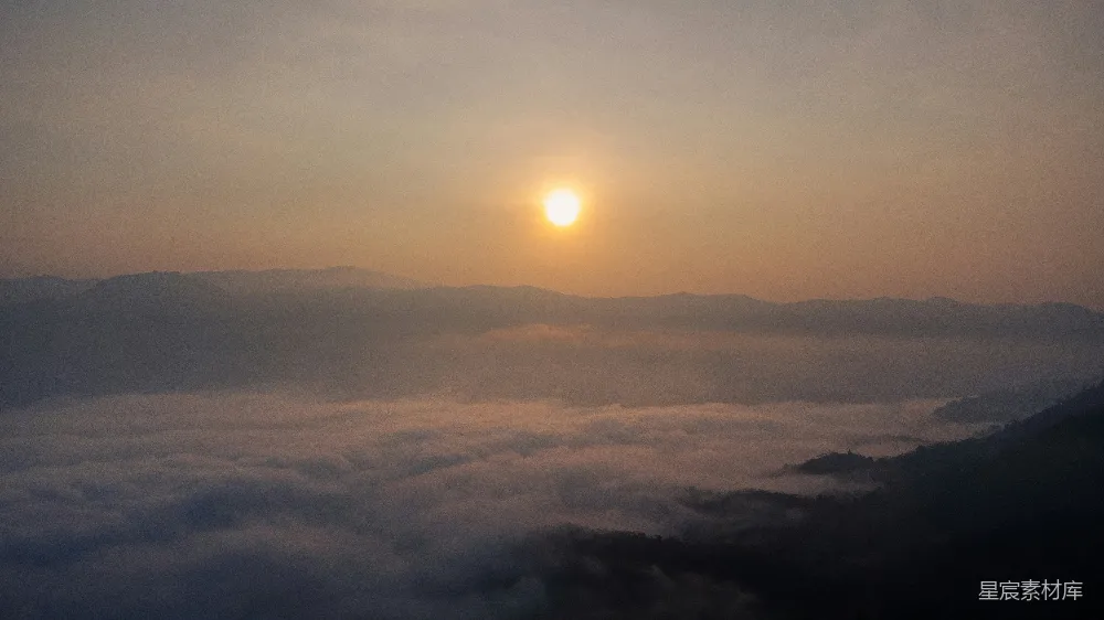 高清摄影  天空中的云层正被夕阳染红