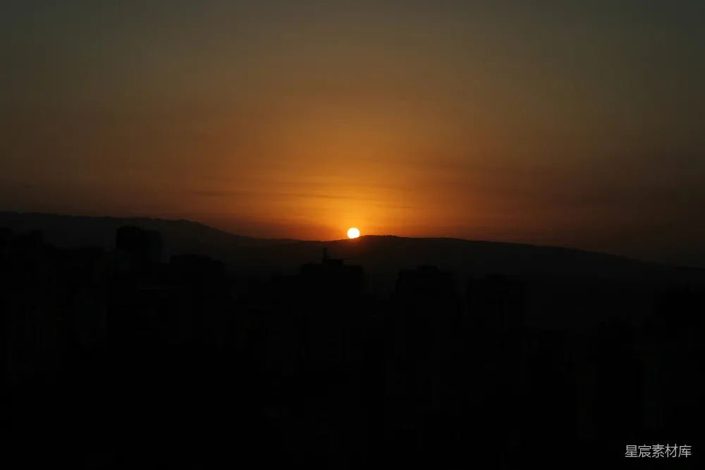 高清摄影 夕阳映照在一座高楼林立的城市上