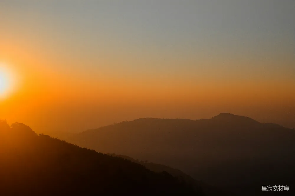高清摄影  山峦之上，夕阳西下