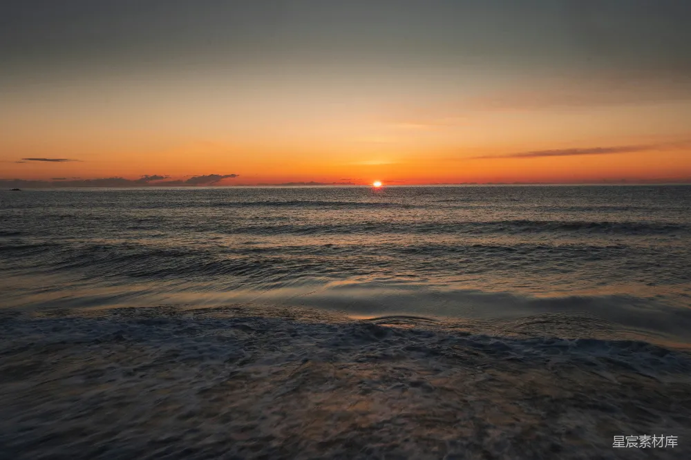 高清摄影 夕阳西下，海浪涌动。