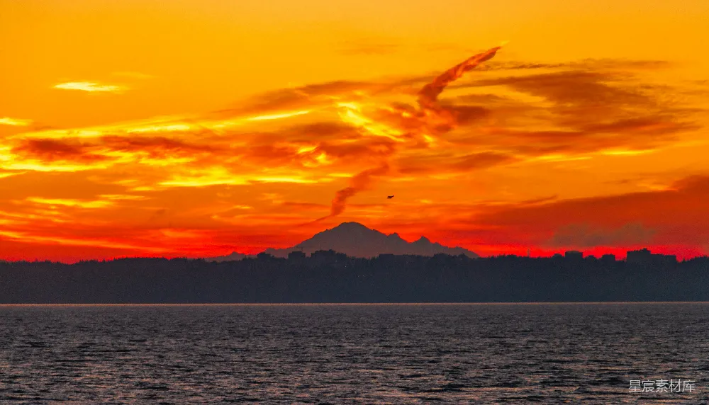 高清摄影 湖畔远处有一座山，夕阳美景。