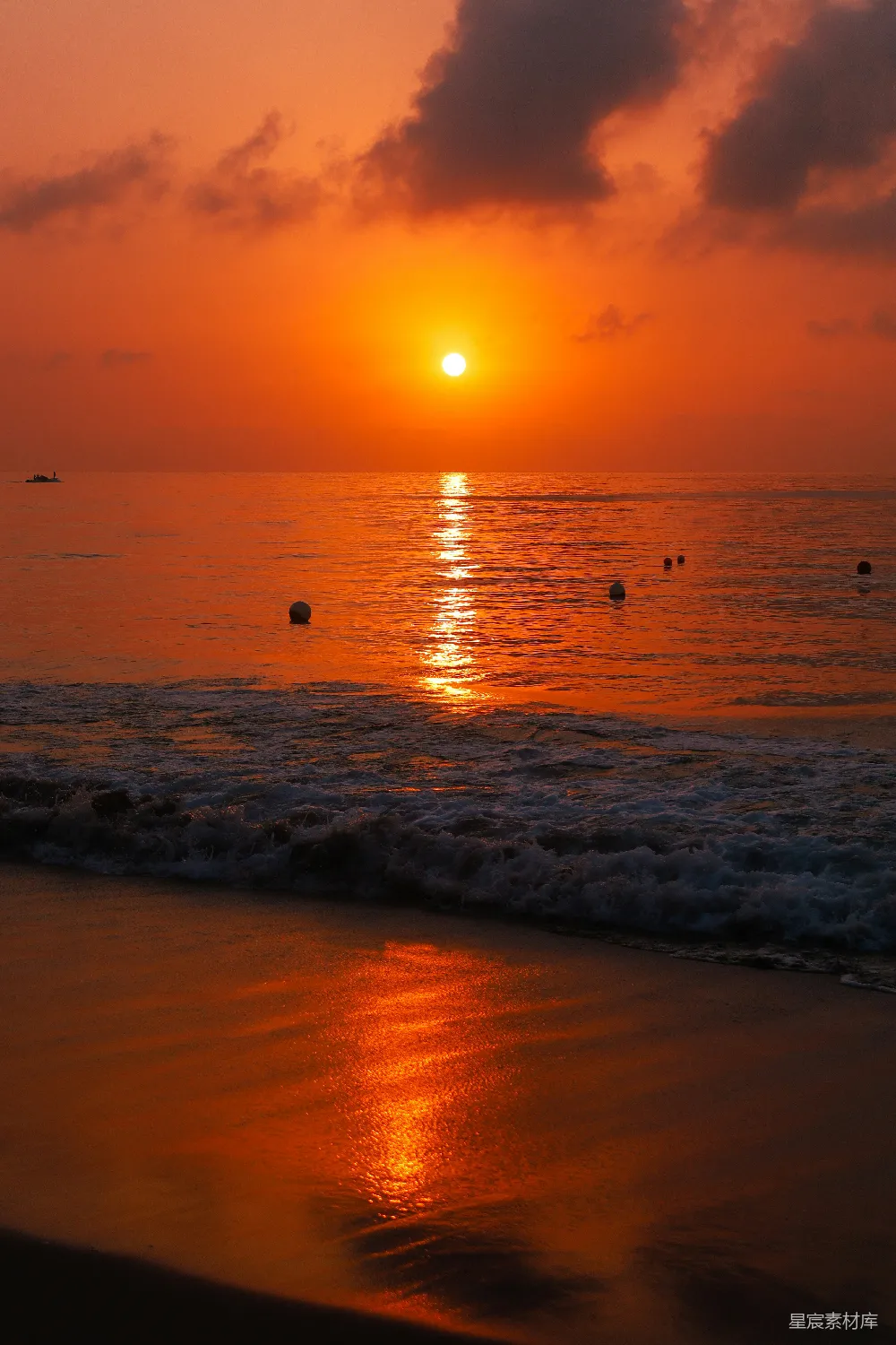 高清摄影 海滩上的太阳正在落下海面。