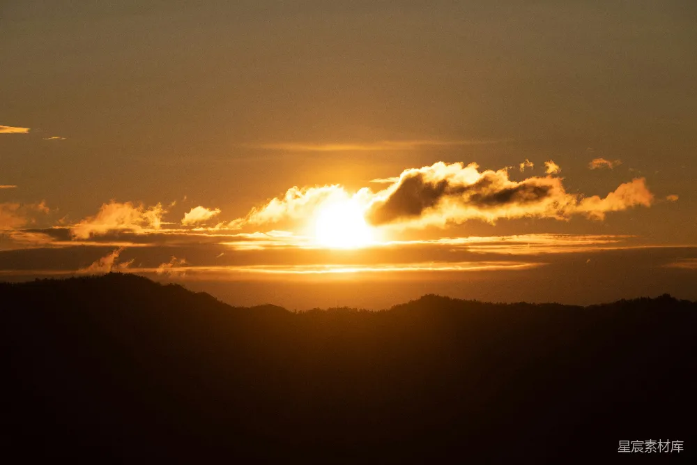 高清摄影 山峦之上夕阳西下